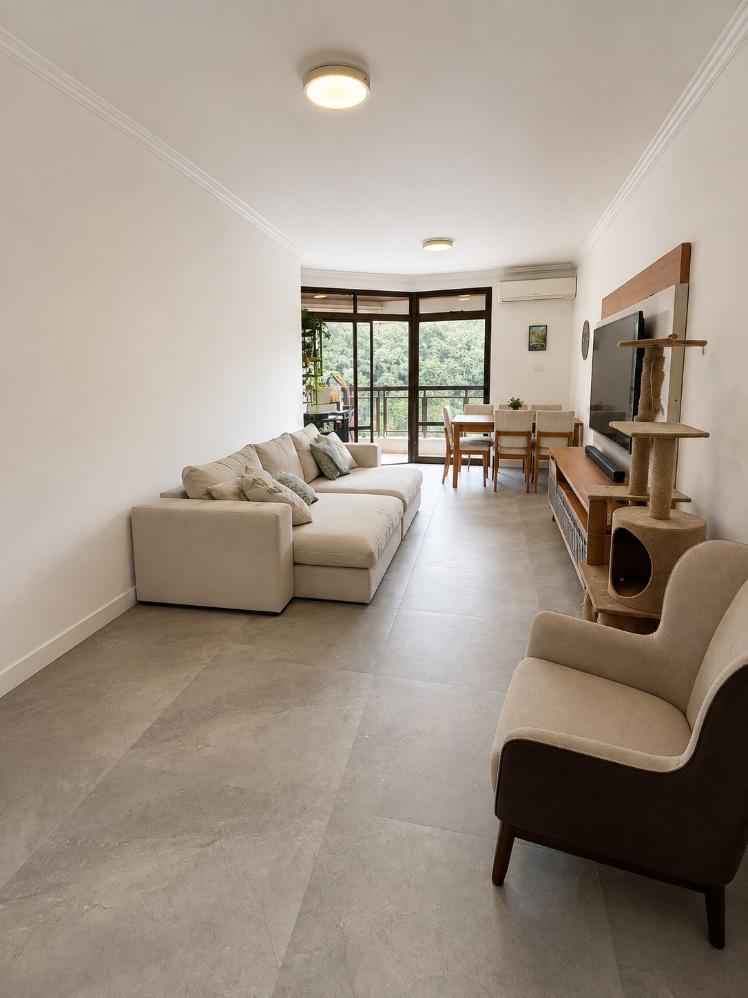 Sala ampla com varanda e vista para a mata